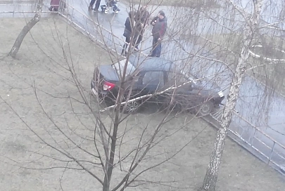 Водитель "Lada Granta" въехал в забор возле Давыдовского рынка