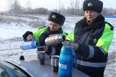 В сильные морозы сотрудники областной ГАИ помогают автомобилистам заводить заглохшие авто, а пешеходов согревают горячим чаем