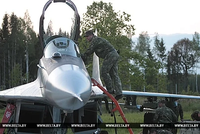 Военные самолеты впервые посадили на трассу в вечернее время