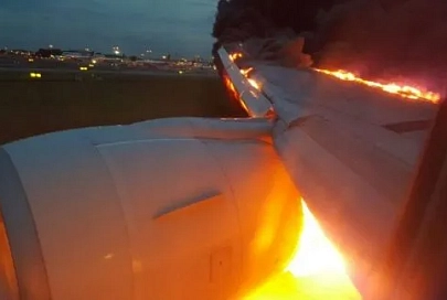 Самолет Singapore Airlines загорелся при посадке в Сингапуре. ВИДЕО