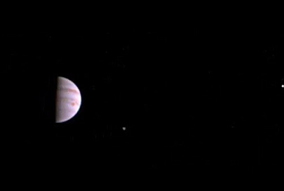 Зонд Juno передал первый снимок Юпитера после выхода на орбиту планеты