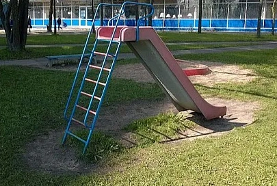 Катаясь на горке, девочка задушила себя шнурком от капюшона 