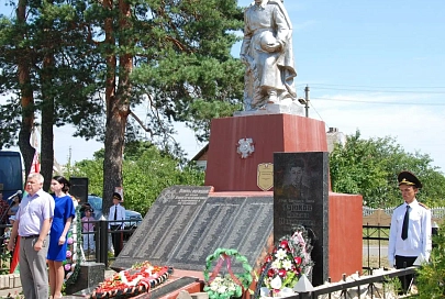 В поселке Калинино прошло торжест­венное перезахоронение останков военно­служащих в братскую могилу