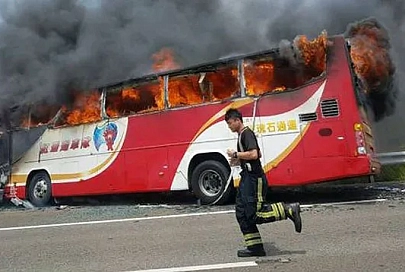 Туристический автобус загорелся по пути в аэропорт Тайваня, погибли 26 человек