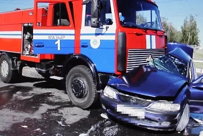 В Мозыре машина аварийно-спасательной службы столкнулась с «Опелем»