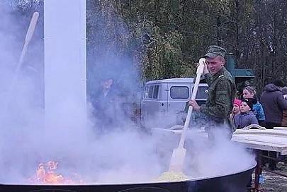 В Самохваловичах поджарили 380 кг картофеля на огромной сковороде