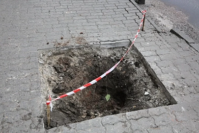 Фотофакт. На улице Советской выкопали ямы на месте погибших деревьев