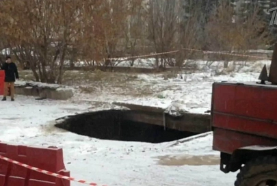 В Уфе автомобиль на глазах у владельца бесследно исчез в провале грунта