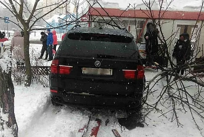 В Бресте потерявший сознание водитель "БМВ" врезался в торговый павильон