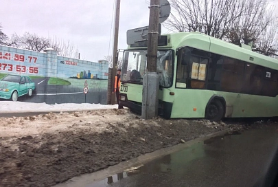 Троллейбус врезался в столб на улице Б.Хмельницкого