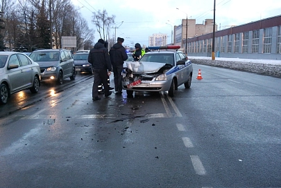 ВАЖНО: ГАИ разыскивает автомобиль, который не уступил дорогу спецтранспорту и спровоцировал аварию