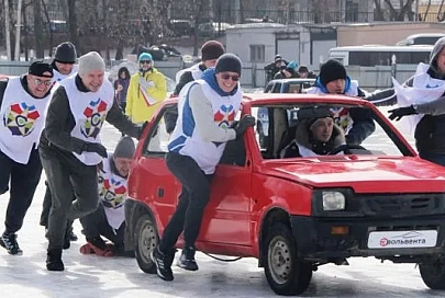 Жители Урала сыграли в автокерлинг, используя старые автомобили «Ока»