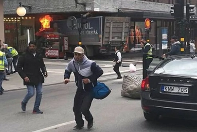 Грузовик въехал в толпу в центре Стокгольма
