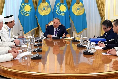 Нурсултан Назарбаев предложил законодательно запретить казашкам носить черное 