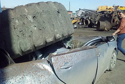 Лопнувшее колесо от "БелАЗа" расплющило легковой автомобиль в лепешку