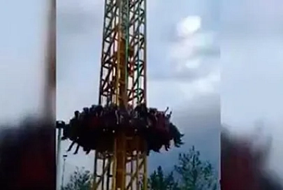 В турецком парке развлечений с высоты упала лодка с посетителями
