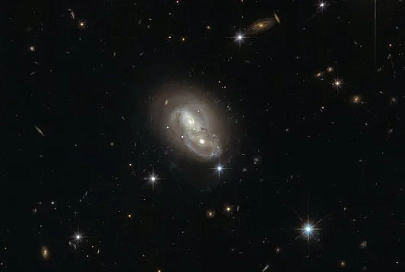 Телескоп Hubble заснял «вальс» двух галактик