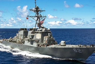 Эсминец ВМС США врезался в торговое судно у берегов Японии