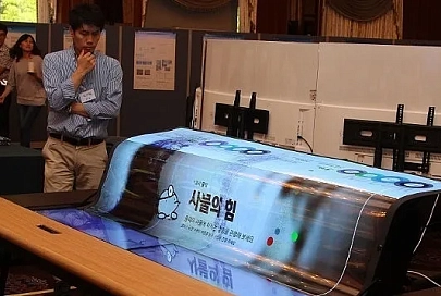 LG показала гибкий OLED-экран высотой в человеческий рост