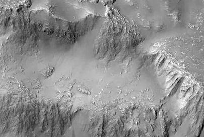 NASA опубликовала снимок "водопада из лавы" на Марсе