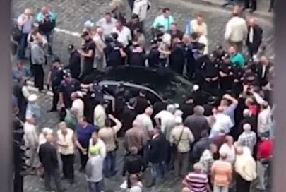 В Киеве автомобиль въехал в толпу митингующих у здания правительства