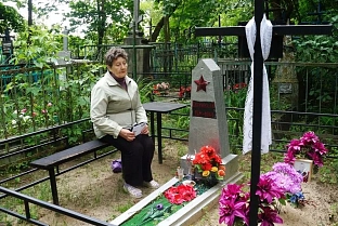 Рядом  с могилой  ветерана  неожиданно  для его  родственников  появилось  чужое  захоронение