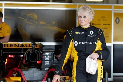 79-летняя старушка проехалась на болиде Renault "Формулы-1"