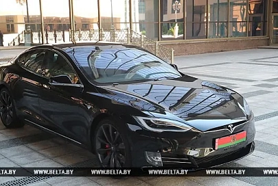 Лукашенко протестировал Tesla и поручил разработчикам белорусского электромобиля стремиться к этому уровню