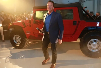 Шварценеггеру подарили первый в мире электрический Hummer 