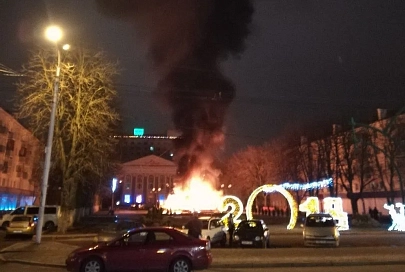 В Гомеле загорелась елка возле Ленинки