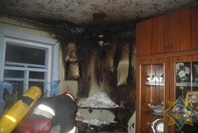 На пожаре в Гомельском районе погибла пенсионерка. Причина — оставленная без присмотра зажженная свеча