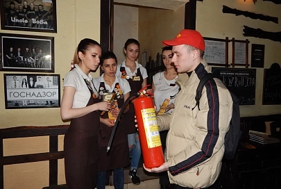 Гомельская молодежь и сотрудники МЧС проверили работу пожарной сигнализации в ресторане 