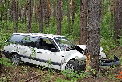 Обогнав трактор, не справился с управлением и врезался в дерево