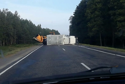 Под Светлогорском перевернулся груженый молоковоз