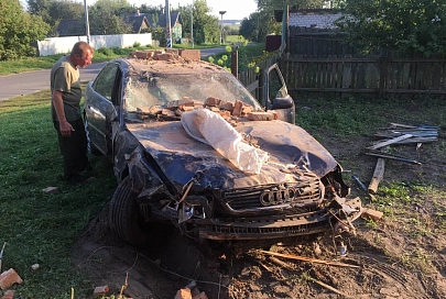 В Гомельском районе пьяный водитель не справился с управлением и врезался в сарай