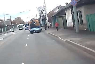 Видеофакт. В Гомеле эвакуатор сбил пешехода на тротуаре