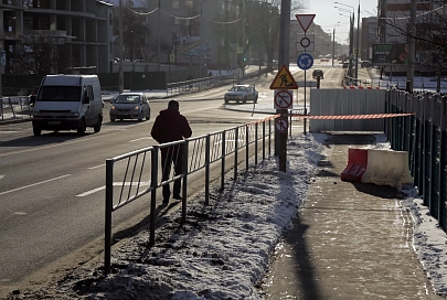 На улице Докутович в Гомеле стройплощадка вытеснила пешеходов на проезжую часть