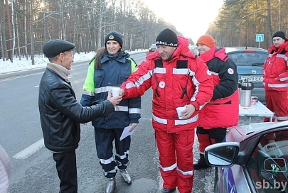 «Чай вместо проверки». Под Гомелем ГАИ и волонтеры согревали водителей горячими напитками