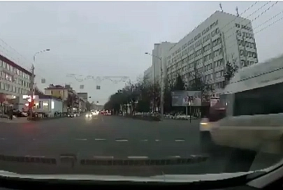ГАИ нашла водителя маршрутки, который ездил на красный и чуть не сбил пешеходов