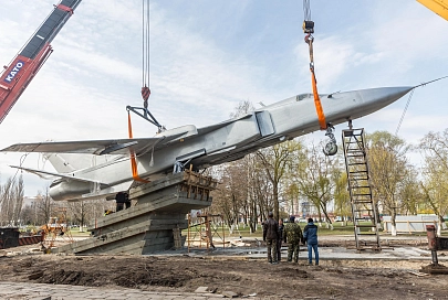 Самолет Су-24 устанавлен на постамент возле технического университета