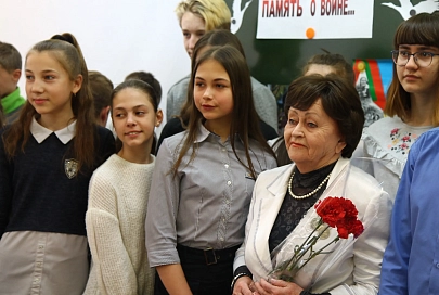 Узница концлагеря Озаричи Алла Осипова рассказала учащимся средней школы № 24 Гомеля о пережитых тяготах