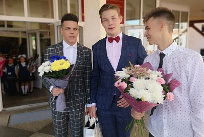 В средней школе № 69 г. Гомеля на торжественной линейке вручали телевизоры 