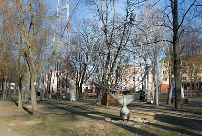 Фотофакт. В Пионерском сквере монтируют новый арт-объект