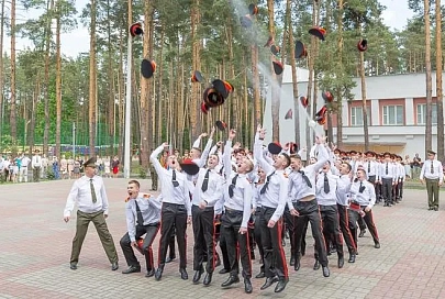 Прощание со знаменем и фуражки в небе: выпускники лицея МЧС получили аттестаты