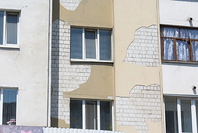 От жилого дома по Мазурова, 44 в Гомеле отваливается штукатурка. Пострадавших нет, но есть вопрос