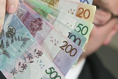 Средняя зарплата в стране подросла и составила 1227,9 рубля