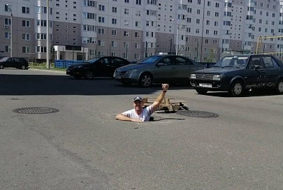 В Гомеле по улице Жемчужной образовалась яма в человеческий рост