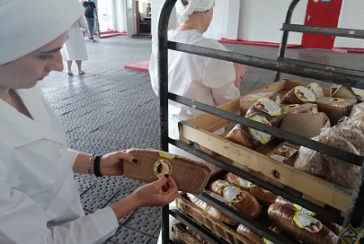 МЧС разместило тематические наклейки на продукции Мозырского хлебозавода