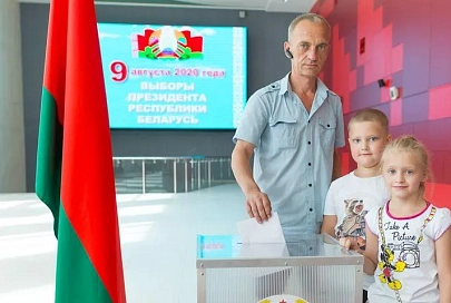 В Гомеле на избирательном участке №14 в ОКЦ голосуют горожане всех поколений