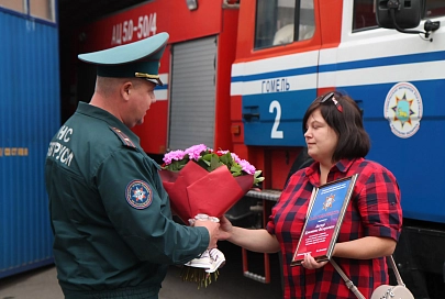 В Гомеле сотрудники МЧС наградили женщину, спасшую на пожаре двух малышей